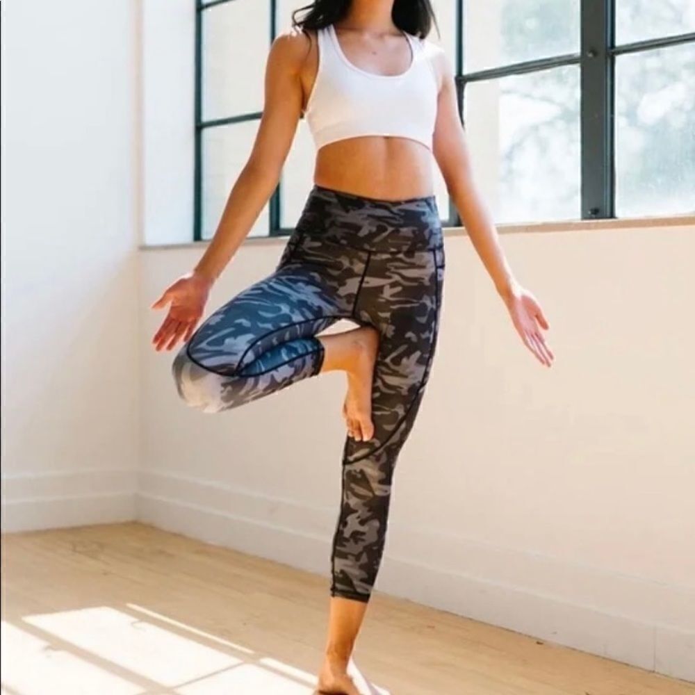 Zyia Black Camo Metallic Light n' Tight Capri Size 4